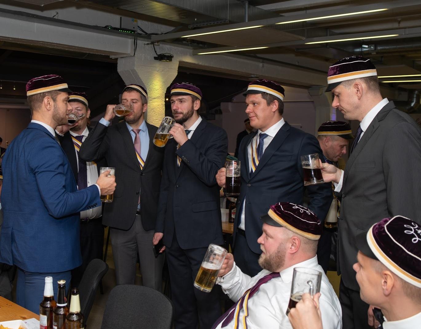 Leola sai 100 aastaseks Korporatsioon Leola